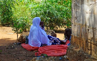 Kinyasini, Zanzibar - Ekim 2024: Fakir bir köyde günlük yaşam