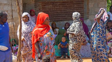 Kinyasini, Zanzibar - Ekim 2024: Geleneksel giyinmiş köy halkı bir düğün törenini kutluyor