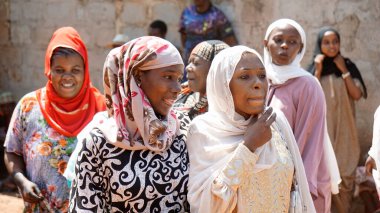 Kinyasini, Zanzibar - Ekim 2024: Geleneksel giyinmiş köy halkı bir düğün törenini kutluyor