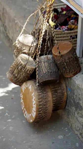 Stonetown, Zanzibar - Ekim 2024: Turistler için hediyelik eşya geleneksel davullar