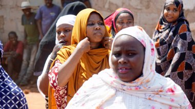 Kinyasini, Zanzibar - Ekim 2024: Geleneksel giyinmiş köy halkı bir düğün törenini kutluyor