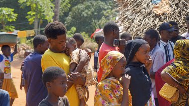 Kinyasini, Zanzibar - Ekim 2024: Geleneksel giyinmiş köy halkı bir düğün törenini kutluyor