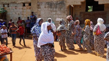 Kinyasini, Zanzibar - Ekim 2024: Geleneksel giyinmiş köy halkı bir düğün törenini kutluyor