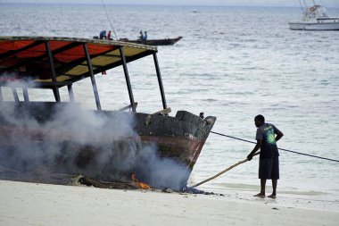 nungwi, zanzibar - Ekim 2024: Yerel halk düğün töreninde balıkçı teknesini ateşe verdi