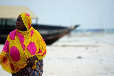 Nungwi, Zanzibar - Ekim 2024: Sular çekildiğinde okyanustan deniz ürünleri toplayan kadın