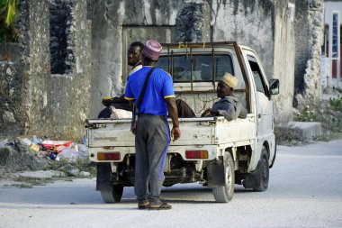 Paje, Zanzibar - Ekim 2024: satıcılar kamyonlarında oturuyor