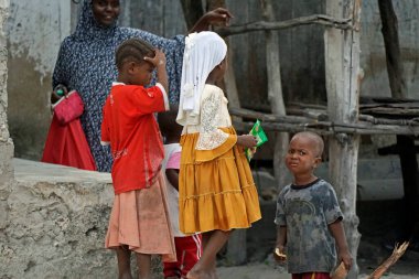 Paje, Zanzibar - Ekim 2024: Köyün sokaklarında oynayan çocuklar