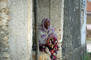Paje, Zanzibar - Ekim 2024: köy sakinleri dinleniyor