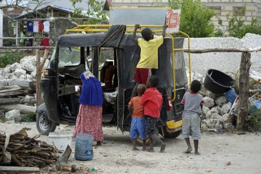 Paje, Zanzibar - Ekim 2024: Köyün sokaklarında oynayan çocuklar