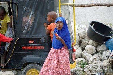 Paje, Zanzibar - Ekim 2024: Köyün sokaklarında oynayan çocuklar