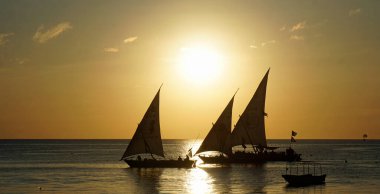 Nungwi, Zanzibar - Ekim 2024: Günbatımında teknede balıkçı