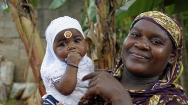 Kinyasini, Zanzibar - Ekim 2024: Geleneksel renkli giyinen Afrikalı kadınlar 