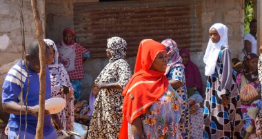 Kinyasini, Zanzibar - Ekim 2024: Geleneksel giyinmiş köy halkı bir düğün törenini kutluyor
