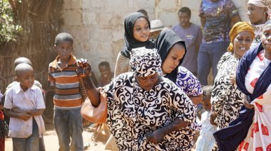 Kinyasini, Zanzibar - Ekim 2024: Geleneksel giyinmiş köy halkı bir düğün törenini kutluyor