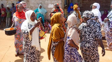 Kinyasini, Zanzibar - Ekim 2024: Geleneksel giyinmiş köy halkı bir düğün törenini kutluyor