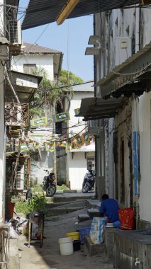 Stonetown, Zanzibar - Ekim 2024: Eski şehir merkezinde dar alan