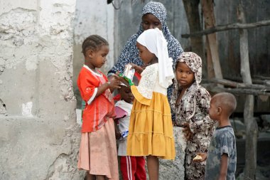 Paje, Zanzibar - Ekim 2024: Köyün sokaklarında oynayan çocuklar
