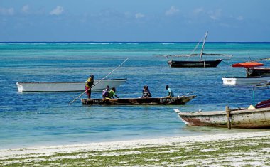 Nungwi, Zanzibar - Ekim 2024: Teknedeki yerel balıkçı