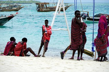 Kendwa, Zanzibar - Ekim 2024: Sahilde bir grup genç massai