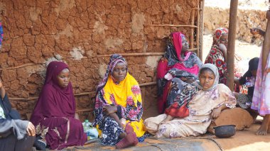 Kinyasini, Zanzibar - Ekim 2024: Geleneksel renkli giyinen Afrikalı kadınlar 