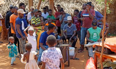 Kinyasini, Zanzibar - Ekim 2024: Bir düğün töreninde müzisyenler