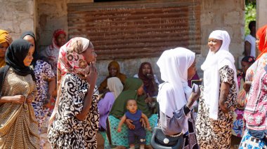 Kinyasini, Zanzibar - Ekim 2024: Geleneksel giyinmiş köy halkı bir düğün törenini kutluyor