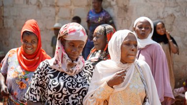 Kinyasini, Zanzibar - Ekim 2024: Geleneksel giyinmiş köy halkı bir düğün törenini kutluyor