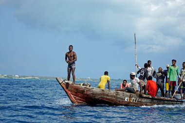 Nungwi, Zanzibar - Ekim 2024: Teknedeki yerel balıkçı