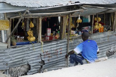 Nungwi, Zanzibar - Ekim 2024: Köydeki küçük bir yiyecek deposu