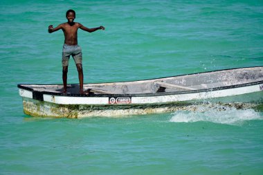 Paje, Zanzibar - Ekim 2024: Yerli çocuklar tekneden atlarken eğleniyorlar