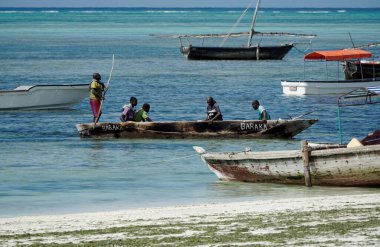 Nungwi, Zanzibar - Ekim 2024: Teknedeki yerel balıkçı