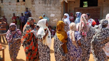 Kinyasini, Zanzibar - Ekim 2024: Geleneksel giyinmiş köy halkı bir düğün törenini kutluyor
