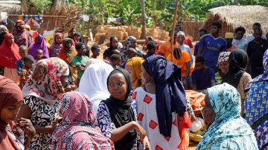 Kinyasini, Zanzibar - Ekim 2024: Geleneksel giyinmiş köy halkı bir düğün törenini kutluyor