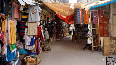 Stonetown, Zanzibar - Ekim 2024: Jozani pazarındaki işlek sokaklar