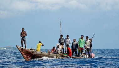 Nungwi, Zanzibar - Ekim 2024: Teknedeki yerel balıkçı