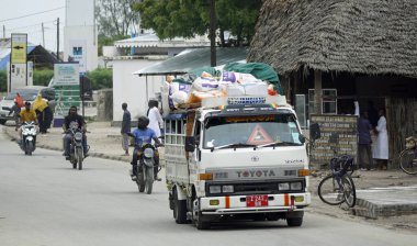 Paje, Zanzibar - Ekim 2024: ovrloaded dala dala in the streets