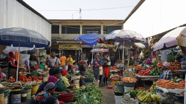 Stonetown, Zanzibar - Ekim 2024: Yerel taze pazar sakinleri 