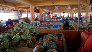 Stonetown, Zanzibar - Ekim 2024: Yerel taze pazar sakinleri 