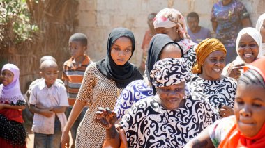 Kinyasini, Zanzibar - Ekim 2024: Geleneksel giyinmiş köy halkı bir düğün törenini kutluyor