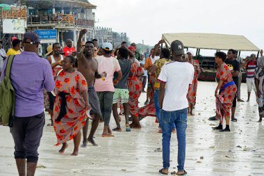 Nungwi, Zanzibar - Ekim 2024: Geleneksel Afrika düğünü plajda