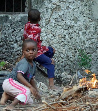 Paje, Zanzibar - Ekim 2024: köyde ateşle oynayan çocuklar
