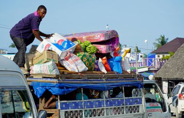 Paje, Zanzibar - Ekim 2024: ovrloaded dala dala in the streets