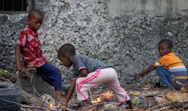 Paje, Zanzibar - Ekim 2024: köyde ateşle oynayan çocuklar