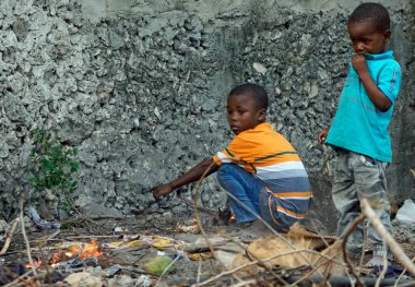 Paje, Zanzibar - Ekim 2024: köyde ateşle oynayan çocuklar