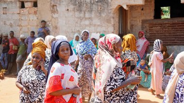 Kinyasini, Zanzibar - Ekim 2024: Geleneksel giyinmiş köy halkı bir düğün törenini kutluyor