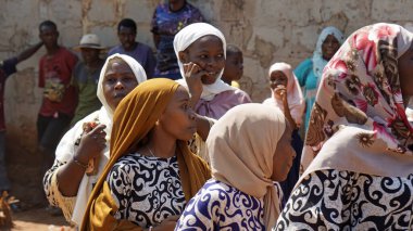 Kinyasini, Zanzibar - Ekim 2024: Geleneksel giyinmiş köy halkı bir düğün törenini kutluyor