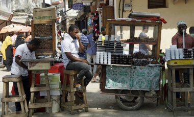 Stonetown, Zanzibar - Ekim 2024: Jozani pazarındaki işlek sokaklar