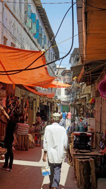 Stonetown, Zanzibar - Ekim 2024: Jozani pazarındaki işlek sokaklar
