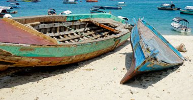 Stone Town, Zanzibar - Ekim 2024: Sahilde birçok tekne gezisi