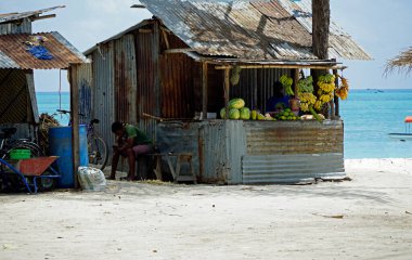 Nungwi, Zanzibar - Ekim 2024: Köydeki küçük bir yiyecek deposu